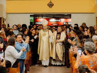 El obispo José Negri (a la izquierda, con mitra y báculo), el 24 de enero en São Paulo (Brasil).