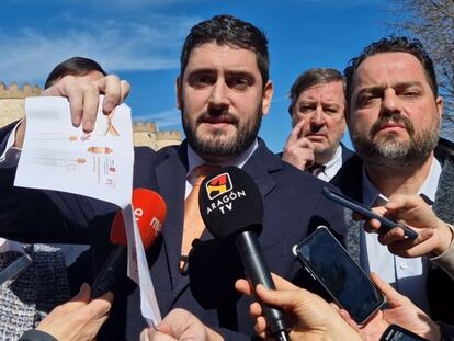 El vicepresidente de Aragón y diputado de Vox, Alejandro Nolasco, rompe un folleto sobre el Ramadán, en marzo en Huesca.