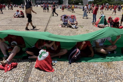 Partidarios de Lula esperan el inicio de la ceremonia de toma de posesión del nuevo presidente.