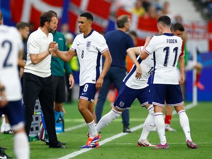 El seleccionador inglés Gareth Southgate da la mano a Arnold tras sustituir al jugador del Liverpool en segundo tiempo del Dinamarca-Inglaterra.