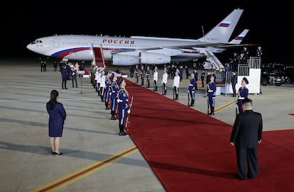 El líder norcoreano espera al presidente ruso a pie de pista en el aeropuerto de Pyongyang.