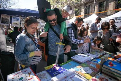 Una família al centre de Barcelona, per la diada de Sant Jordi.