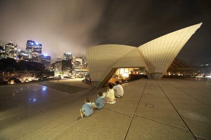 Una familia ante la Ópera de Sídney (Australia).