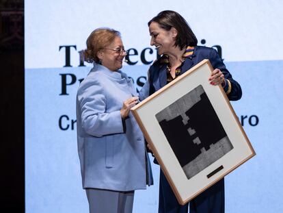 La fotógrafa Cristina García Rodero recibe el premio a la trayectoria profesional, de manos de la directora de EL PAÍS, Pepa Bueno, este martes.