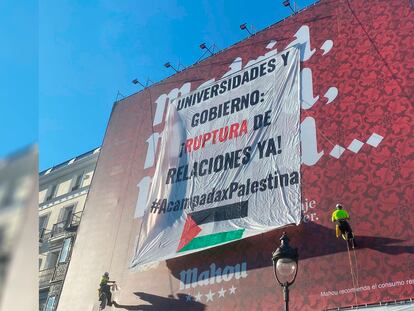 Lona colocada en la Puerta del Sol por los estudiantes de la acampada por Palestina en Madrid, el 30 de mayo de 2024.