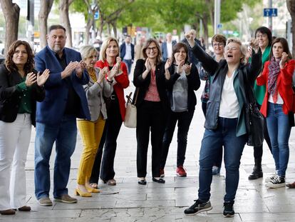 Marta Molina, en el centro con los brazos levantados, este miércoles en los juzgados de L'Hospitalet de Llobregat (Barcelona), rodeada por otros dirigentes indepedendentistas.