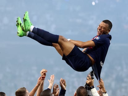 Kylian Mbappé celebra con sus compañeros del PSG la victoria en la Copa de Francia el pasado mayo.