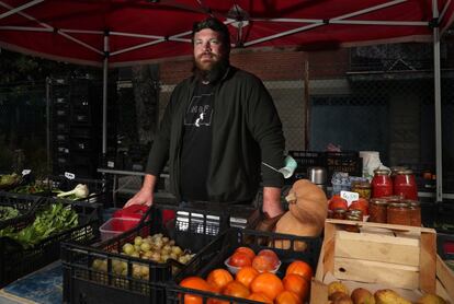 Matteo Scarpellini, de 37 años, es el propietario de Ca' de Cesari, cuyas hortalizas muestra en su puesto en el mercado exDazio, en Corticella, Bolonia. Su hacienda es uno de los “baluartes” de Slow Food, el título que se otorga a las explotaciones que luchan por preservar un producto en riesgo de desaparición, en su caso, la alcachofa violeta de San Luca. Scarpellini recuperó esta variedad local tras conseguir que un viejo agricultor de la zona le regalara 10 matas. Ahora tiene “unas 600”.