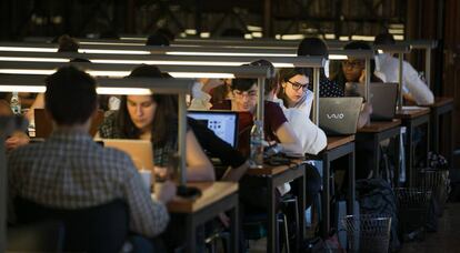 Estudiantes en la biblioteca del edificio historico de la UB. 