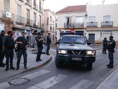 Un vehículo de la Guardia Civil transporta a un detenido en una operación yihadista en Málaga, en 2021.