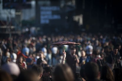 El Primavera Sound dio comienzo este año con una fiesta gratuita que contó con las actuaciones de Big Red Machine, Justin Vernon (Bon Iver) y Aaron Dessner (The National), entre otros. En la foto, el público en el Parc del Fòrum de Barcelona.