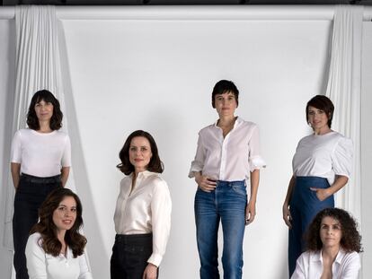 En el centro de la fotografía, con las manos en los bolsillos, la actriz Elena Anaya. Junto a ella (izquierda), su colega Aitana Sánchez-Gijón, y a la derecha, Silvia Abril. Sentadas, a la izquierda, Mamen Mendizábal, y a la derecha, Ana Álvarez. De pie, a la izquierda, Natalia Muñoz.