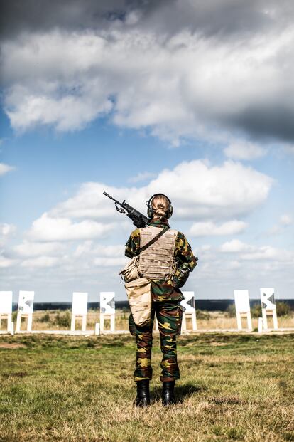 Isabel de Bélgica, de espaldas, en la academia militar de Elsenborn, el 10 de septiembre de 2020.