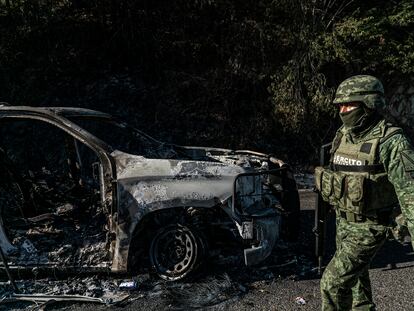 Un auto quemado en la carretera cerca de Jesús María en Culiacán, donde fue detenido Ovidio Guzmán, el  7 de enero de 2022.
