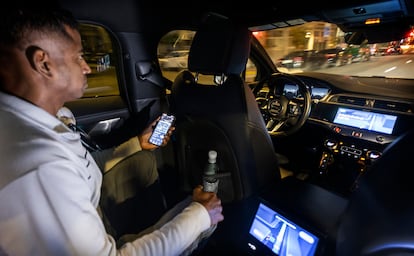 A passenger in a self-driving vehicle from the company Waymo (Google) in downtown San Francisco (United States) last December.