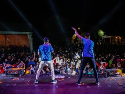 Actuación musical en una verbena en un pueblo español en verano de 2022.