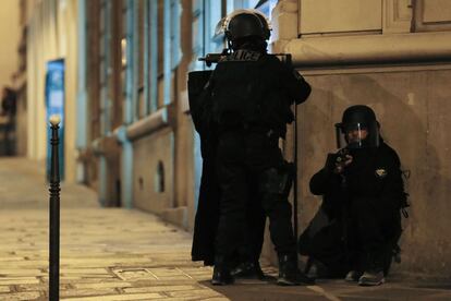 Agentes de la vigilan unos de los accesos a los Campos Elíseos en París.