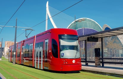 Un convoy de la nueva línea 10 de Metro de Valencia, en periodo de pruebas, en una imagen cedida por Ferrocarrils de la Generalitat.