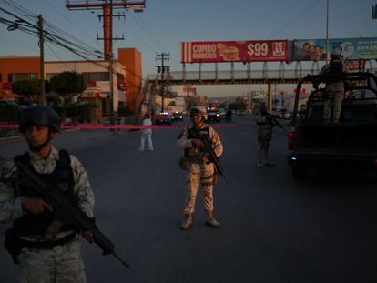 Elementos del Ejército hacen guardia en el sitio de una balacera en Tijuana (Estado de Baja California), en octubre de 2023.