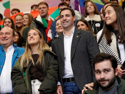 El candidato a lehendakari por el PNV, Imanol Pradales, junto a jóvenes simpatizantes durante el Día de la Patria Vasca en Bilbao, el domingo.