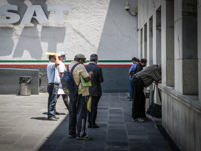 Contribuyentes declaran sus impuestos en las oficinas del SAT, en Ciudad de México.