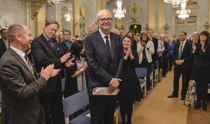 Modiano se dispone a leer su discurso del Nobel, en Estocolmo.