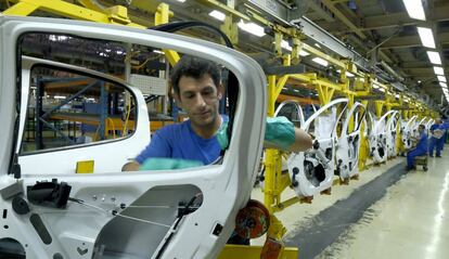 Un trabajador iraní en una fábrica de coches al oeste de Teherán.