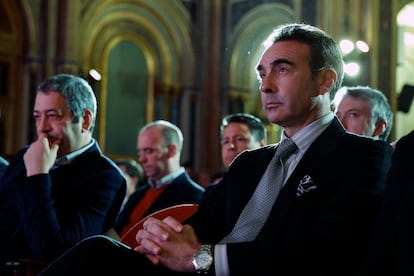 El diestro, Enrique Ponce (derecha), y el vicepresidente y consejero de Cultura, Vicente Barrera, durante la presentación en Valencia del cartel de la feria taurina de Fallas.