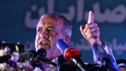 Masoud Pezeshkian, durante un acto de campaña para las presidenciales iraníes.