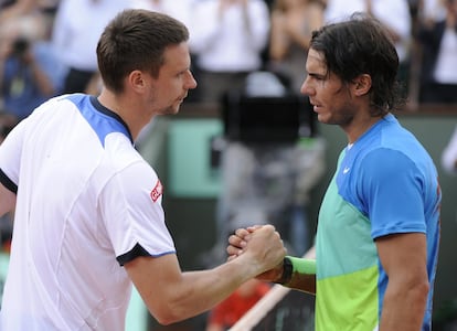 El español Rafael Nadal (d), es felicitado por Robin Soderling, al que derrotó.