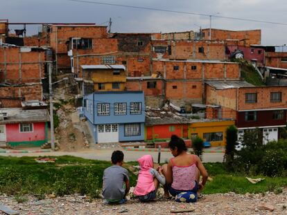 Una familia venezolana conversa en las calles del barrio República Venezolana, al sur de Bogotá, el 3 de abril de 2024.