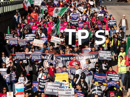 Migrantes protestan en Washington por permisos de trabajo, en Washington D. C., en noviembre de 2023.