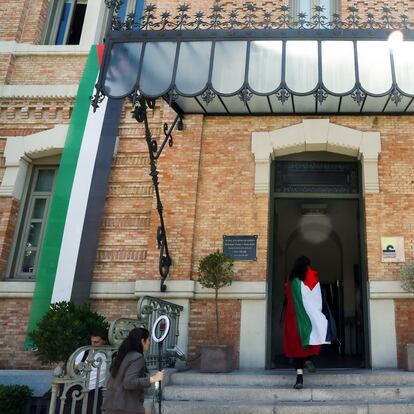 MADRID, 28/05/2024.- Una joven con la bandera palestina entra en la Casa Árabe en Madrid, este martes, donde han colgado unos pendones con motivo de la decisión del Gobierno español de reconocer el Estado de Palestina. EFE/ Gema Garcia
