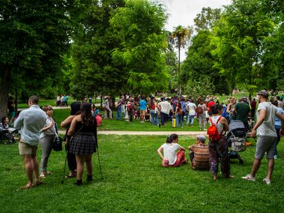 Cientos de personas disfrutan del parque del Retiro el pasado 9 de mayo.