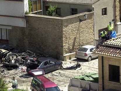 Agentes de la Guardia Civil inspeccionan el lugar del atentado en Sangüesa, en 2003.