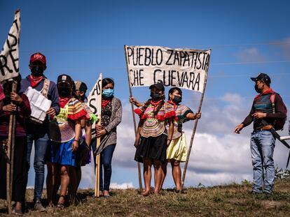 Militantes zapatistas levantan un cartel con la frase "Pueblo zapatista. Che Guevara", durante una de las actividades para celebrar el 30 aniversario del levantamiento.