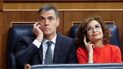 El presidente del Gobierno, Pedro Sánchez, y la vicepresidenta y ministra de Hacienda, María Jesús Montero, durante una sesión de control en el Congreso el pasado 19 de junio.