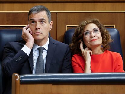 El presidente del Gobierno, Pedro Sánchez, y la vicepresidenta y ministra de Hacienda, María Jesús Montero, durante una sesión de control en el Congreso el pasado 19 de junio.