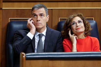 El presidente del Gobierno, Pedro Sánchez, y la vicepresidenta y ministra de Hacienda, María Jesús Montero, durante una sesión de control en el Congreso el pasado 19 de junio.