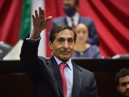 Rogelio Ramírez de la O, secretario de Hacienda y Crédito Público, saluda al pleno de la Cámara de Diputados, en septiembre de 2022.