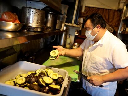 El cocinero Jorge Granada prepara guacamole en el restaurante Tommy's Mexican Restaurant, en San Francisco, California (EEUU).