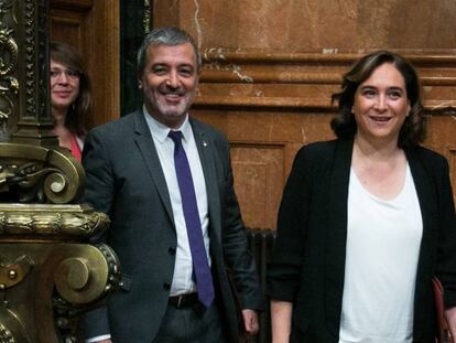 Jaume Collboni y Ada Colau, en el salón de plenos del Ayuntamiento de Barcelona, en una imagen de archivo.