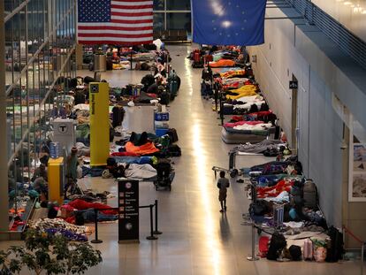 Migrantes acampan en el aeropuerto Logan en Boston (Massachussets), el 22 de mayo.