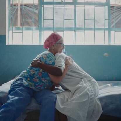 La matrona Chintina Martínez abraza a una paciente Kenia, en un fotograma de 'El Juramento'