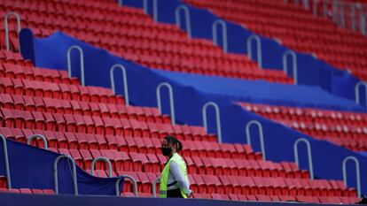 Una integrante del equipo de seguridad en el estadio Mané Garrincha, en Brasilia.