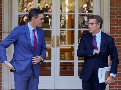 El presidente del Gobierno, Pedro Sánchez, y el del PP, Alberto Núñez Feijóo, en un encuentro en La Moncloa, en abril de 2022.