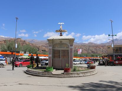 Puesto de seguridad en la entrada de la carretera que conduce a las ruinas de la estatua de Buda en Bamiyán, este sábado.