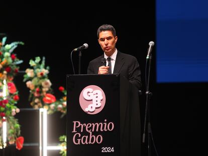 José Zamora, hijo del periodista José Rubén Zamora, lee el discurso de su padre, durante la ceremonia de premiación en Bogotá, el día 5 de julio de 2024.