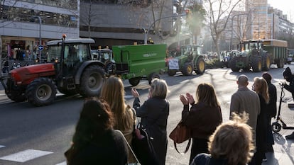 Ciudadanos aplauden la marcha de tractores en la avenida de la Diagonal de Barcelona, el miércoles.