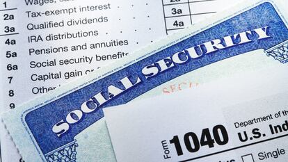 Una tarjeta de la Seguridad Social yace sobre un formulario de impuestos 1040.